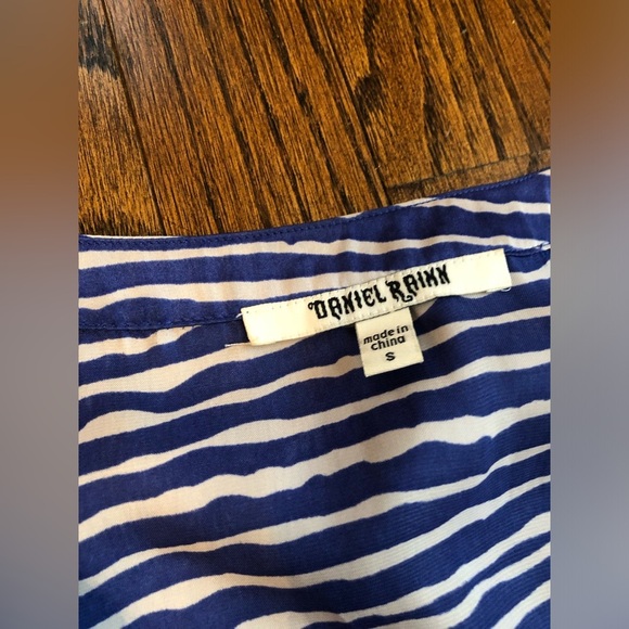 Daniel Rainn Women’s S Blue/White Zebra Striped Sleeveless Front Tie V-Neck Top - Picture 6 of 11